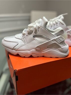 Wonens White Nike Air Huarache sneakers